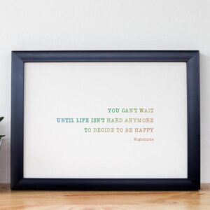 Therapiekram Poster: Zitat von Jane Kristen Marczewski 'Nightbirde': Your can't wait until life isn't hard anymore to decide to be happy. Regenbogenfarbene Schrift, weißer Hintergrund.