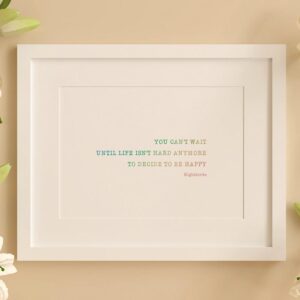 Therapiekram Poster: Zitat von Jane Kristen Marczewski 'Nightbirde': Your can't wait until life isn't hard anymore to decide to be happy. Regenbogenfarbene Schrift, weißer Hintergrund.