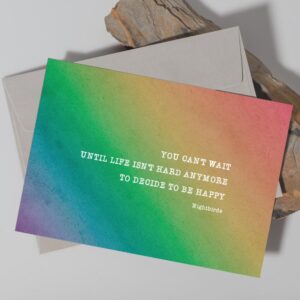 Therapiekram Poster: Zitat von Jane Kristen Marczewski 'Nightbirde': Your can't wait until life isn't hard anymore to decide to be happy. Regenbogen Hintergrund, weiße Schrift.